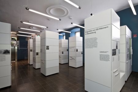Biografien von SS-Männern in Wewelsburg, Foto: Matthias Groppe für das Kreismuseum Wewelsburg